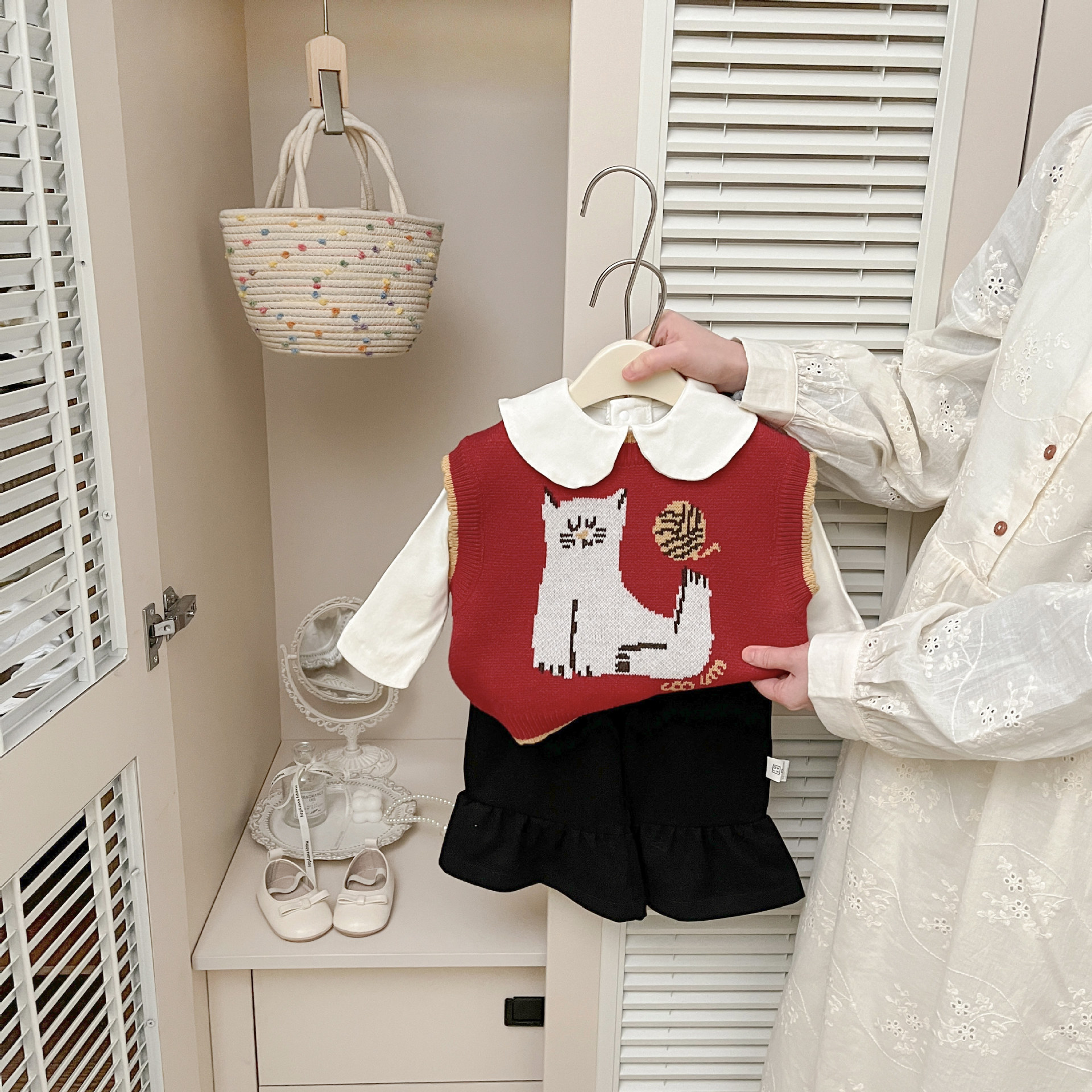 2026 primavera temprana niñas rojo lindo chaleco de punto primavera y otoño estilo extranjero niñas dibujos animados Jacquard chaleco