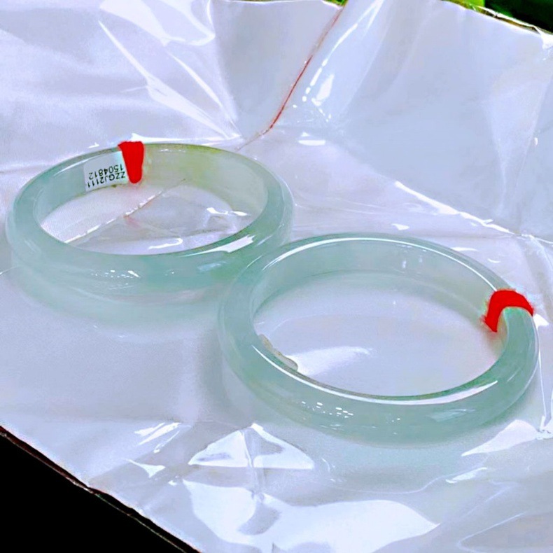 Vòng tay ngọc bích tự nhiên Miến Điện loại băng chính hãng, màu xanh nhạt cho thanh niên chi tiết 3