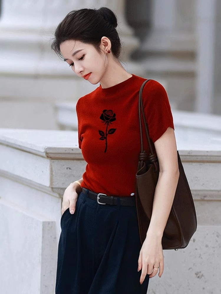 Áo thun nữ tay ngắn dệt kim hoa hồng đỏ phong cách retro Hồng Kông — màu đỏ