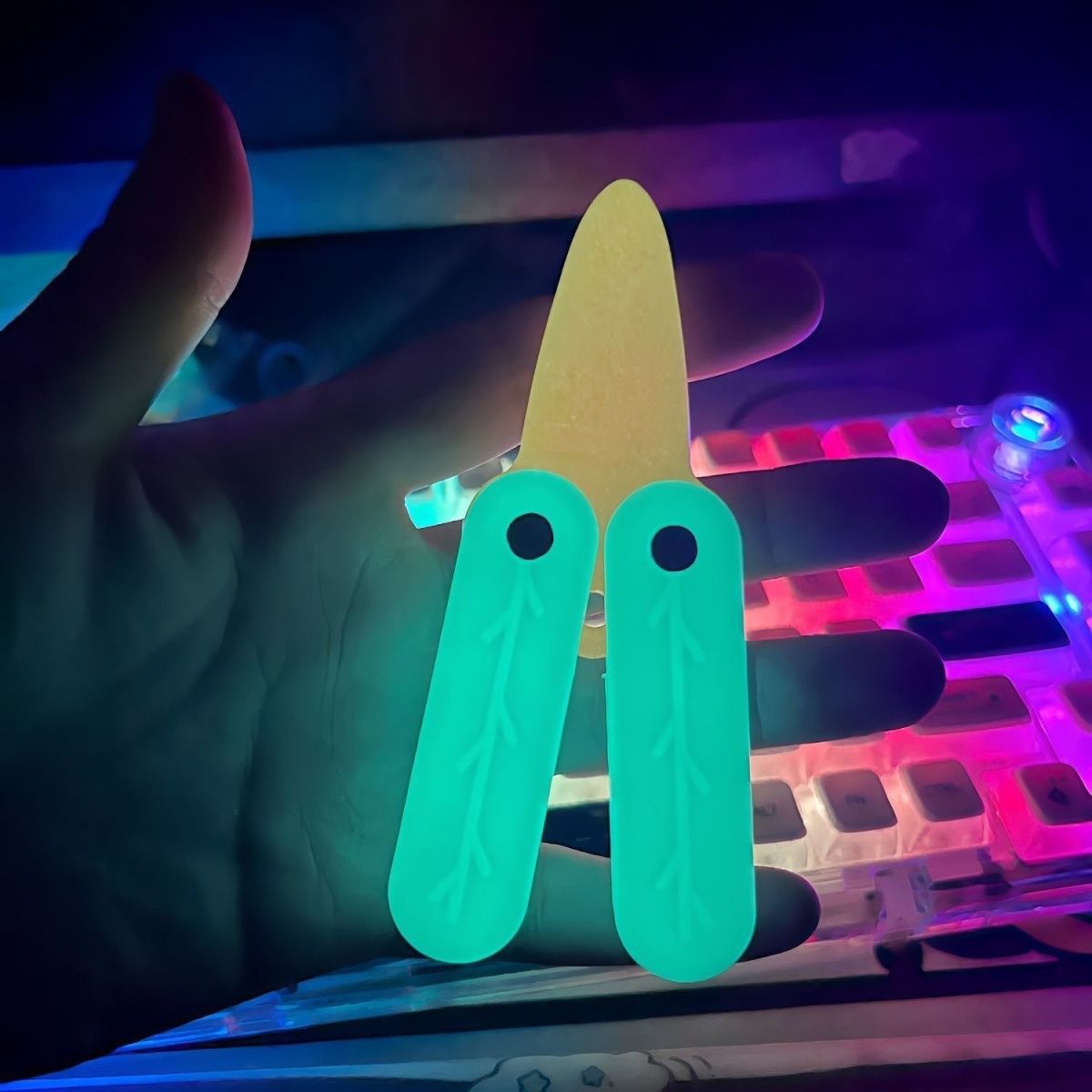 3D de dibujos animados de gravedad patrón de rábano cuchillo luminoso transparente impresión 3D descompresión juguete pareja novias flash cuchillo