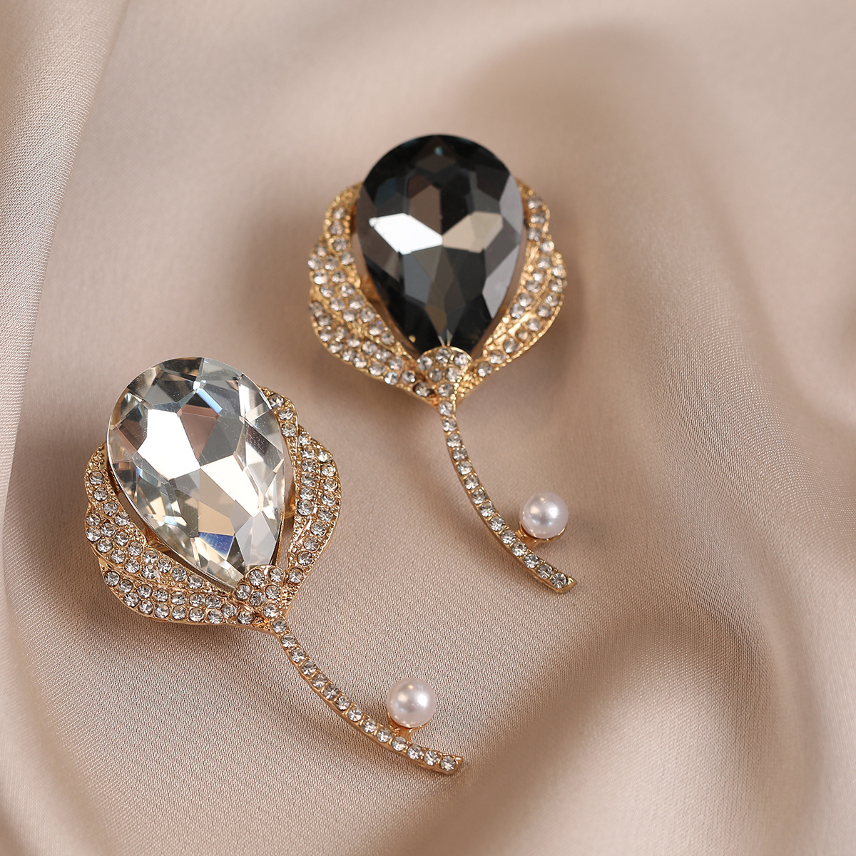 Elegant brooch