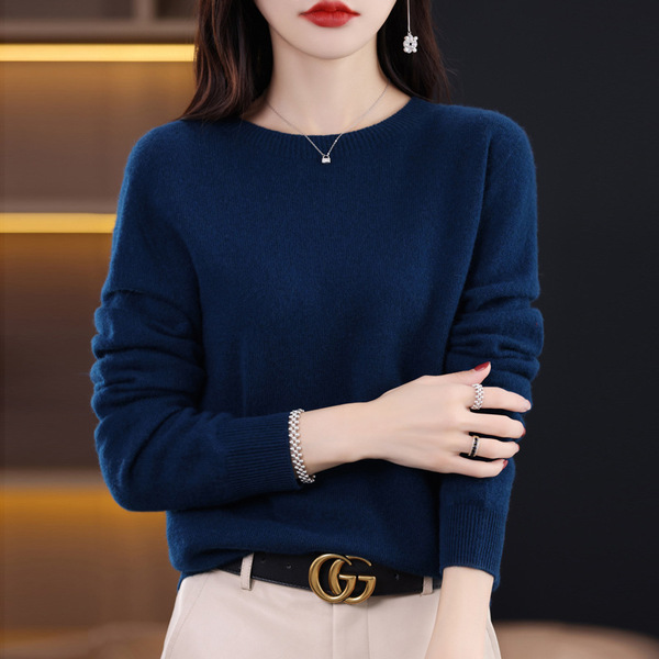 Woolen base body-friendly sweater with a round collar