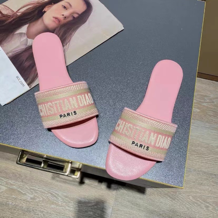 Zapatillas bordadas de marca D para mujer, ropa de verano al aire libre, sandalias deslizantes con correa de playa de cuero genuino informales de tacón grueso plano de moda para mujer.