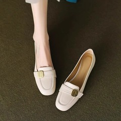 在庫あり〜羊革バージョンのフランス製の美しいメタルバックル太いヒールの女性用パンプス2025夏の新しい多用途ビーニーシューズ