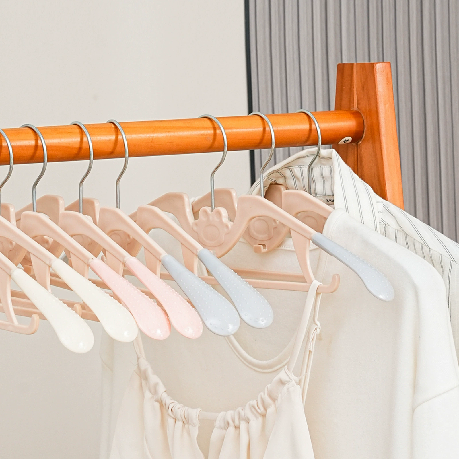Бытовые минималистские широкие плечи без следов нескользящие вешалки пластиковые крючки вращающиеся вешалки для одежды вешалки