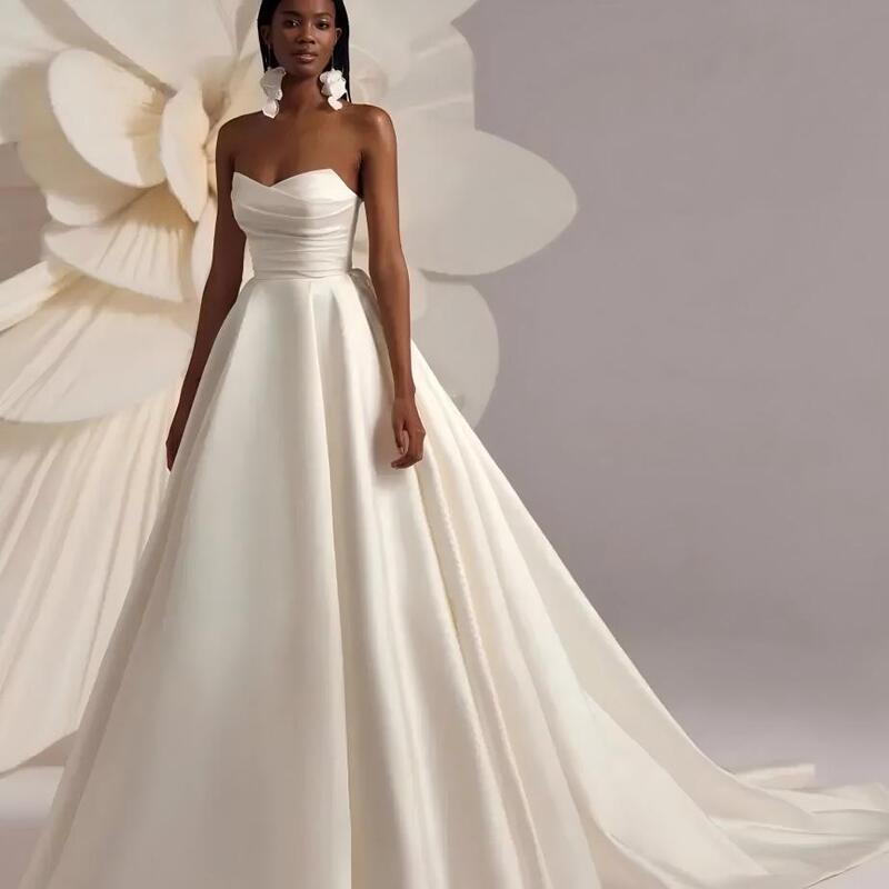 Elegant satin strapless wedding dress, European and American style, simple design with a cinched waist and pleated details, suitable for a church wedding, the main wedding dress for the bride