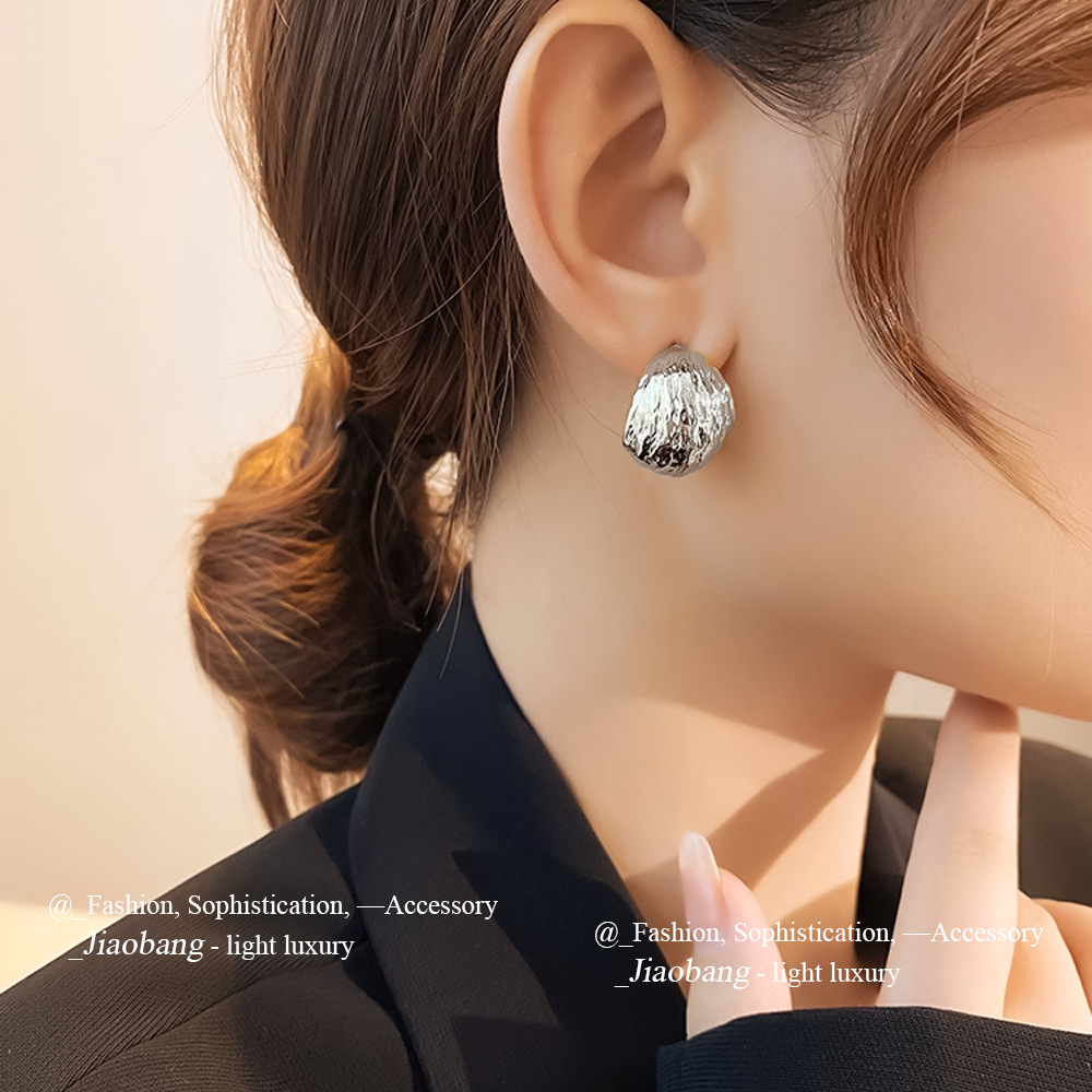 Aguja de plata Pendientes semicirculares plisados de moda europea y americana Pendientes elegantes y simples Pendientes de comercio exterior transfronterizo de alta calidad de nicho