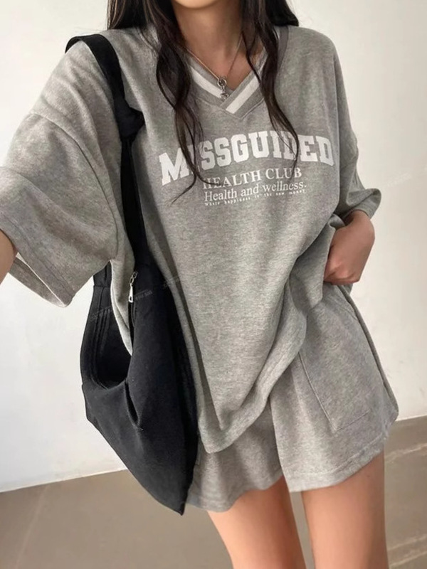 夏の韓国スタイルの大きいサイズのファッショナブルなカジュアルスポーツスーツ女性のルーズでスリムなツーピース V ネックレターショーツスーツ|undefined