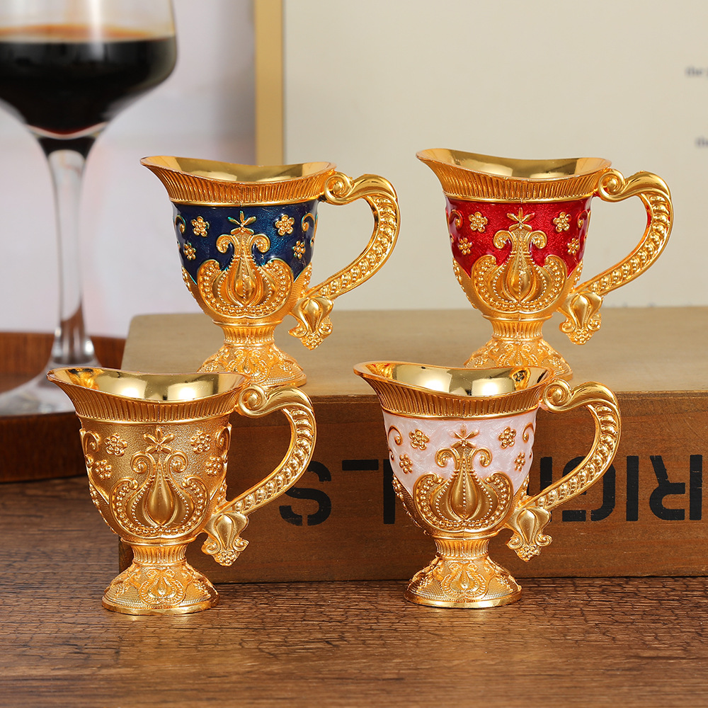 유럽식 황금 손잡이 컵, 손잡이가 있는 한 입술 컵, 홀리데이 스타일의 고급 레스토랑 와인 캐비닛 장식