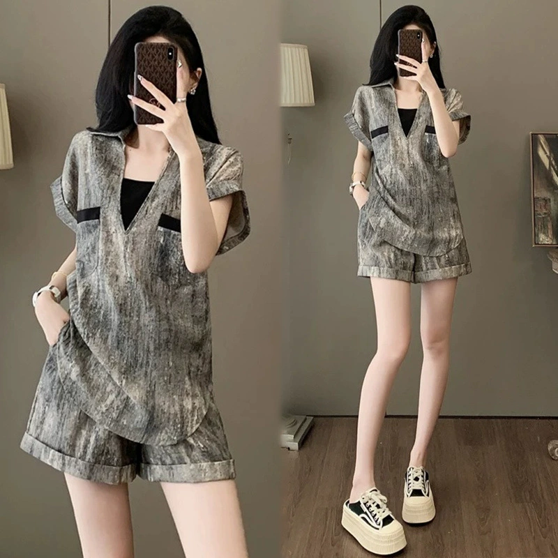 Стильный летний костюм для женщин 2025 года, новый дизайн, утонченный и элегантный, шорты, комплект из двух предметов, модный тренд.