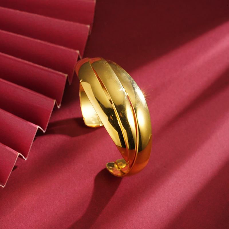 Nueva Arena de oro multi-capa de la Cruz de pulsera abierta no se desvanece durante mucho tiempo todo-Juego de las mujeres exageradas Luz de lujo de alto sentido de suministro directo de fábrica