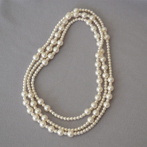 Chic Korean-style winter fashion multi-layered necklace with irregularly spaced large pearls, sweater chain.