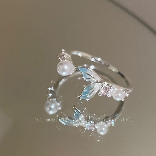 Pearl fishtail ring