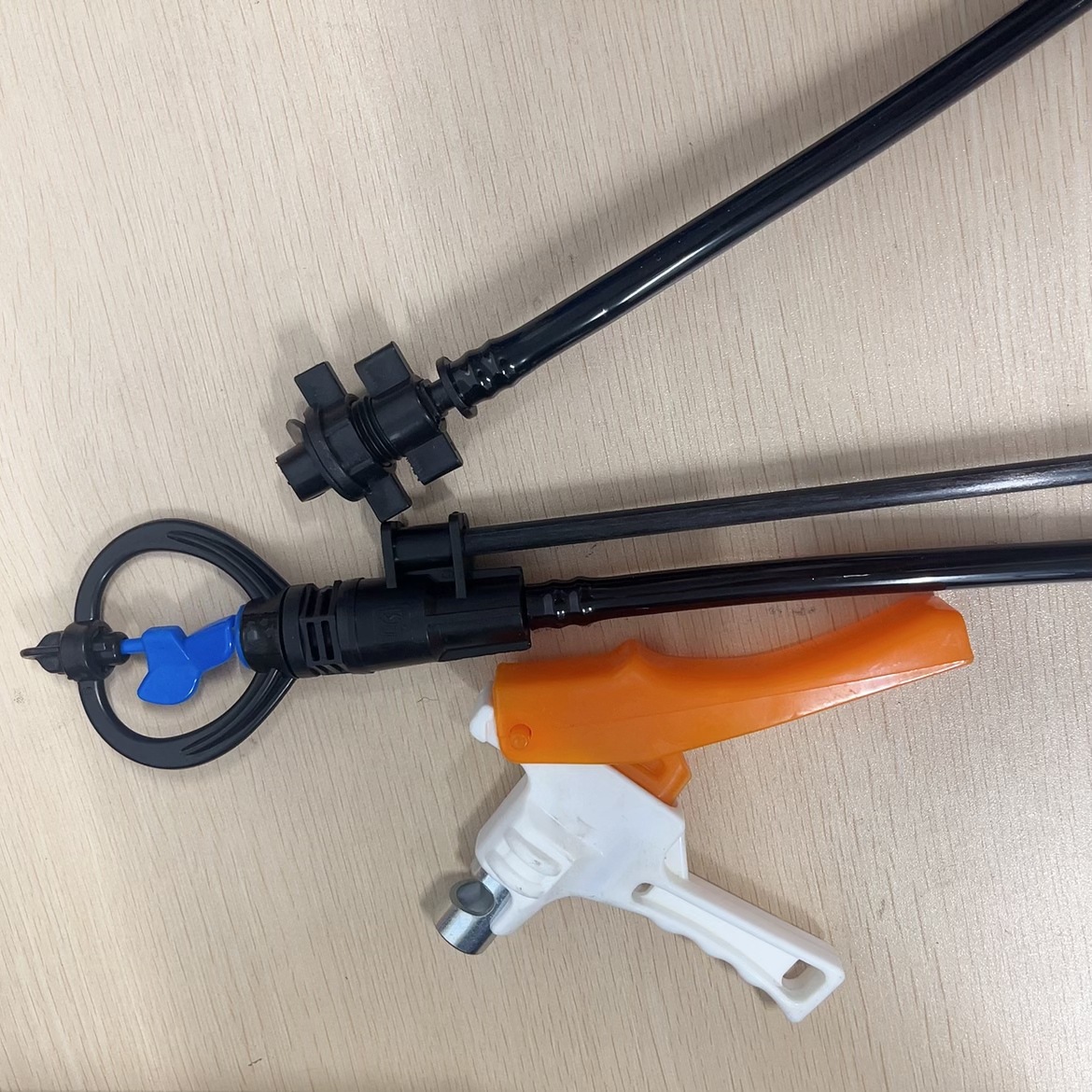 Cinturón de agua suave varilla de fibra de 0,9 m con tubo capilado de 1 m 8/12 inserto de suelo impulsor de 4 puntos rueda redonda boquilla de lluvia de mariposa