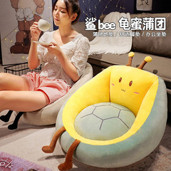 子供の小さいソファーの男の子の女の子は区の椅子の腰掛けを読みます。