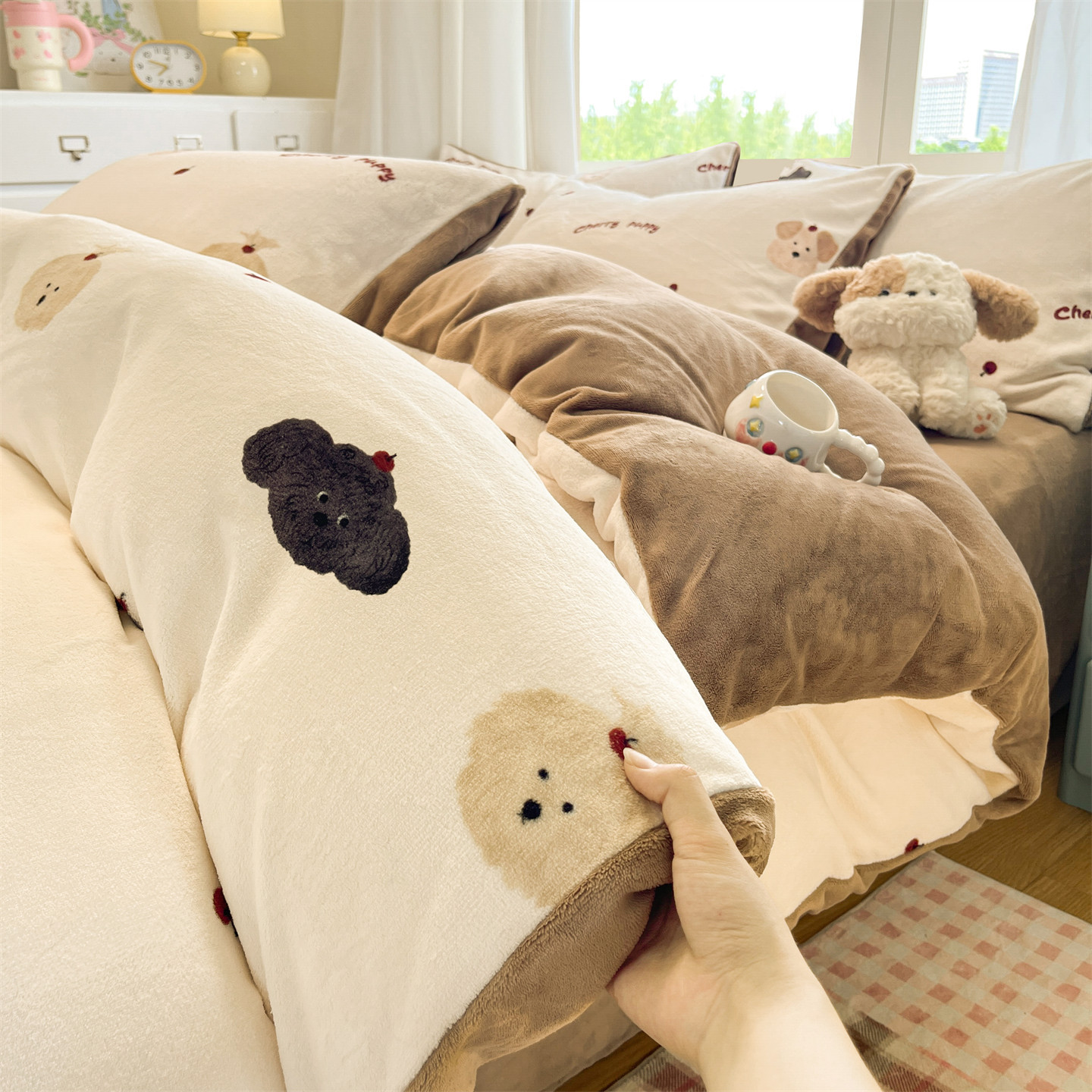 Leche cama de terciopelo conjunto de cuatro piezas 2025 nuevo coral terciopelo dormitorio cama de dibujos animados conjunto de tres piezas invierno terciopelo grueso