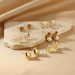 Серьги-гвоздики из стали с жемчугом и цветком 18k золочение
