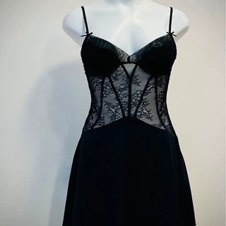 美意温柔性感v领吊带睡裙女设计感收腰显瘦A字纯欲带胸垫