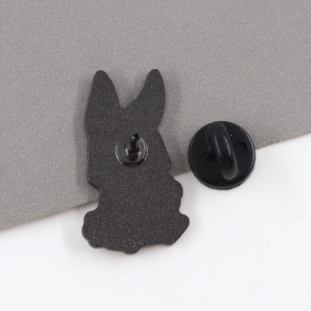 Cartoon Cute Rabbit Holding a Skull Brooch, Dark Gothic Style Metal Badge, European and American Quirky Fun Pin