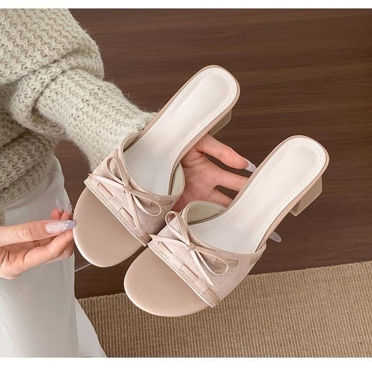 El arco de talón grueso de hadas zapatillas francesas zapatillas de mujer 2026 nuevas zapatillas de verano con falda