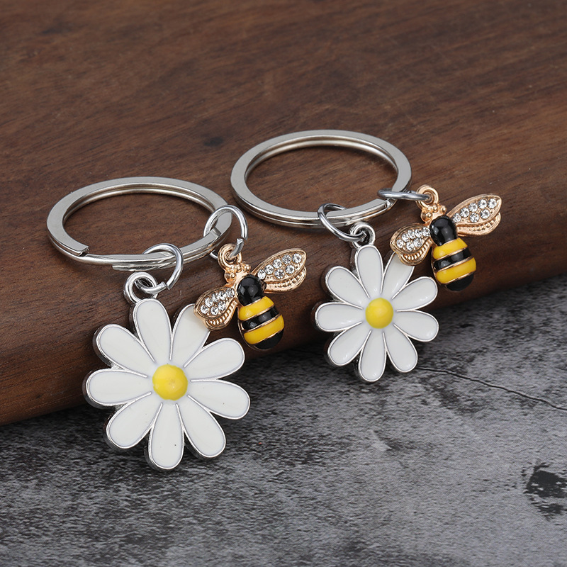 Factory direct cross-border bee personality daisy key chain pendant flower key ring bag car key pendant