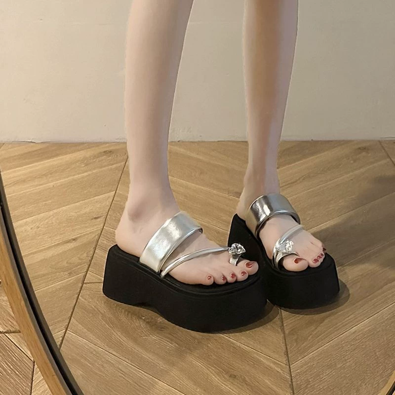 Красота сосновых пирожных с толстой подошной холодной тапочкой для женщин летом носить на улице 2025 новый премиум-вид, повышенный супер огненный серебряный буксир