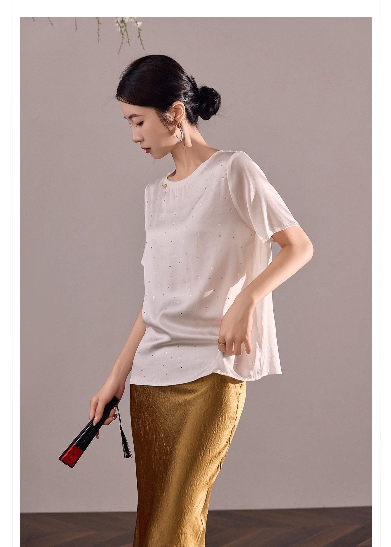 Áo thun nữ cổ tròn thiết kế đính đá cao cấp phong cách Trung Hoa — Màu trắng nhạt chi tiết 9