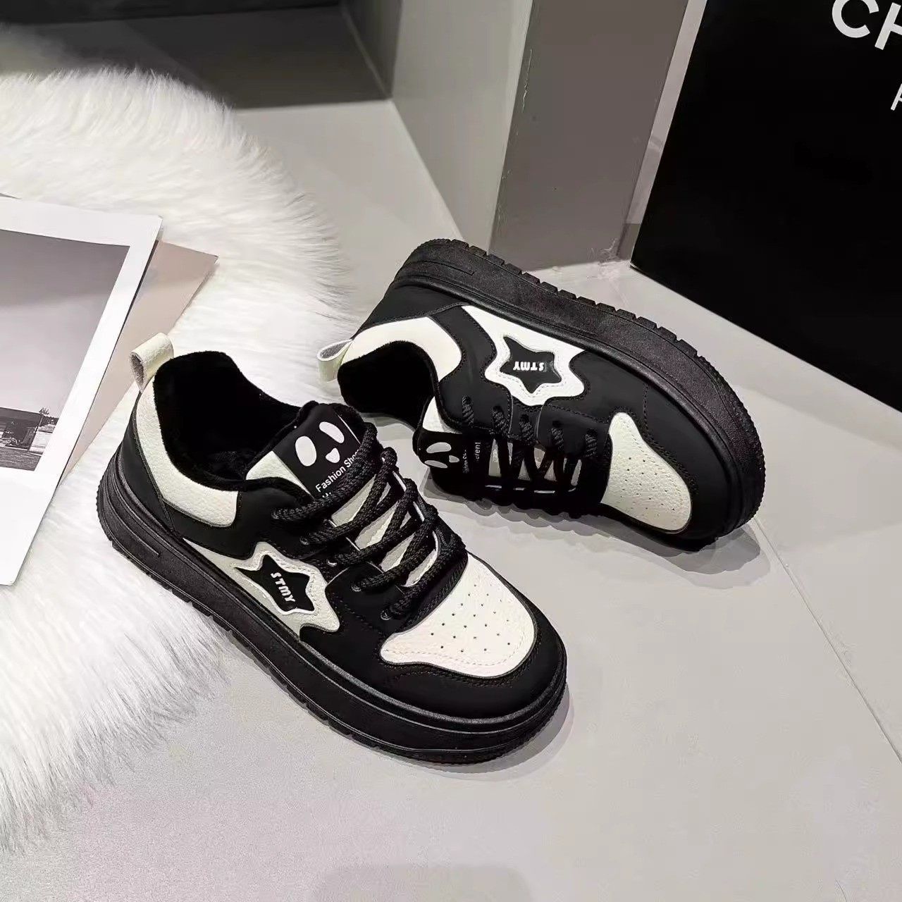Black and White Panda Splice Star 2024 nuevos zapatos deportivos coreanos en el campus zapatos casuales blancos zapatos de skate
