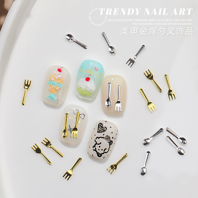 Nueva serie coreana de mini cubiertos nicho cuchillo y tenedor de metal joyas de manicura tenedor y cuchara accesorios al por mayor