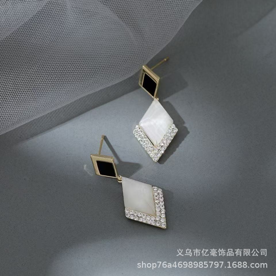 S925 Pendientes de perlas de temperamento Pendientes de lujo ligero de alta gama Pendientes al por mayor y al por menor transfronterizos Mujeres