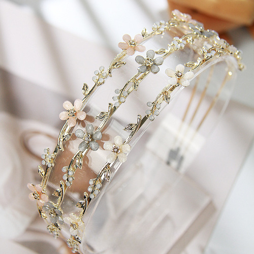 Autumn vibes are strong—fresh, floral, and bohemian-style rhinestone metal headband, effortlessly versatile hair clip, vintage-inspired, internet-famous design with delicate edges, perfect for outdoor wear.