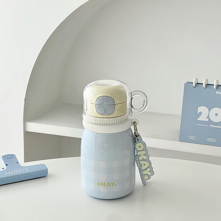 Una taza de tres bebidas taza de cubierta de agua potable taza de paja de acero inoxidable taza de agua portátil pequeña para niñas de alto valor facial