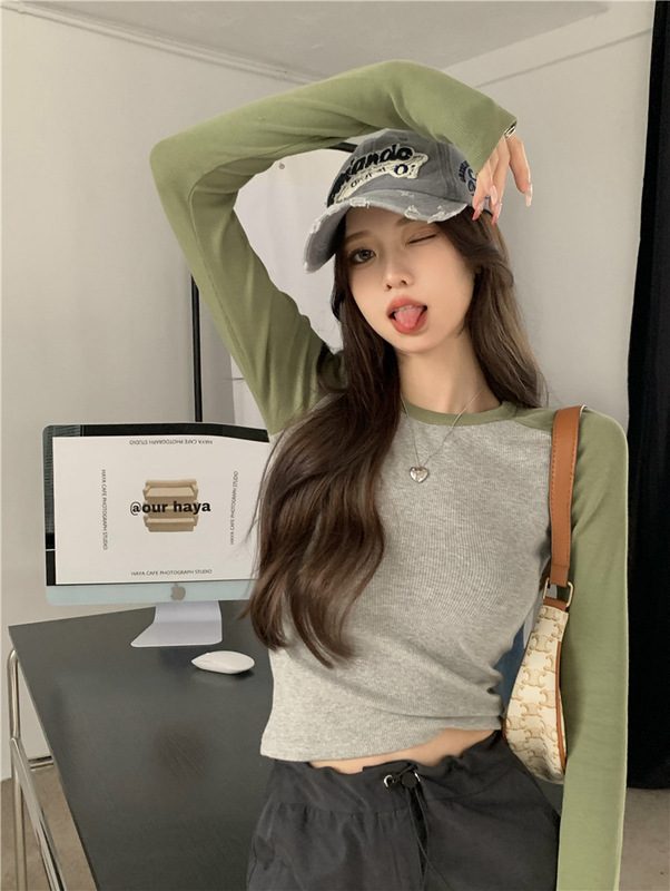 秋の小衆は色の長袖の丸首の中でtシャツを掛けて身を修めて痩せています。|undefined