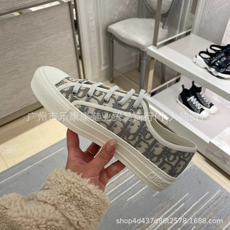 D casa zapatillas de deporte blanco grisáceo mujer 2025 nuevas letras presbiterias bordadas zapatos blancos transpirables de suela suave zapatos de lona casuales