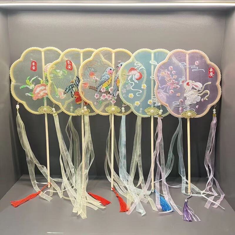 子供の新型古風団扇の漢服は刺繍の宮扇の円形の異形の扇子の観光地区を飾って写真を撮ります。|undefined