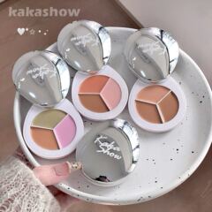 Kakashow三色美容コンシーラーは自然に潤いを与えてくまを覆います。