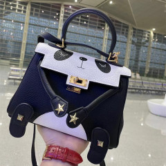 2024新款頭層凱莉小熊卡通圖案熊貓版單肩斜跨手提休閒真皮小方包