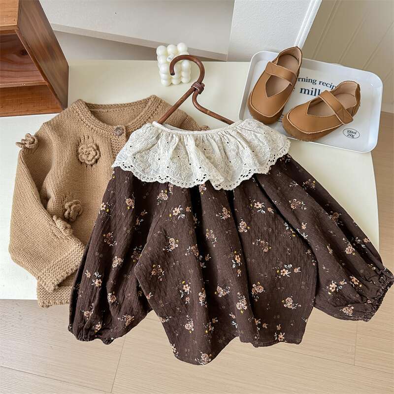 Estrella infantil de otoño 2025 nuevo producto de ropa infantil coreana suelta estilo extranjero de encaje cuello de muñeca de manga larga camisa de niñas