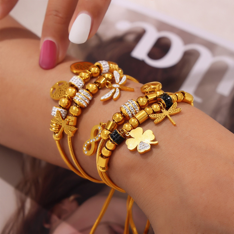 Trendy Korean-Style Four-Leaf Clover Bracelet with Creative Niche Design, Diamond-Encrusted Round Pendant, Feather, and Heart-Shaped Hand Jewelry Wholesale Trendy Korean-Style Four-Leaf Clover Bracelet with Creative Niche Design, Diamond-Encrusted Round Pendant, Feather, and Heart-Shaped Hand Jewelry Wholesale