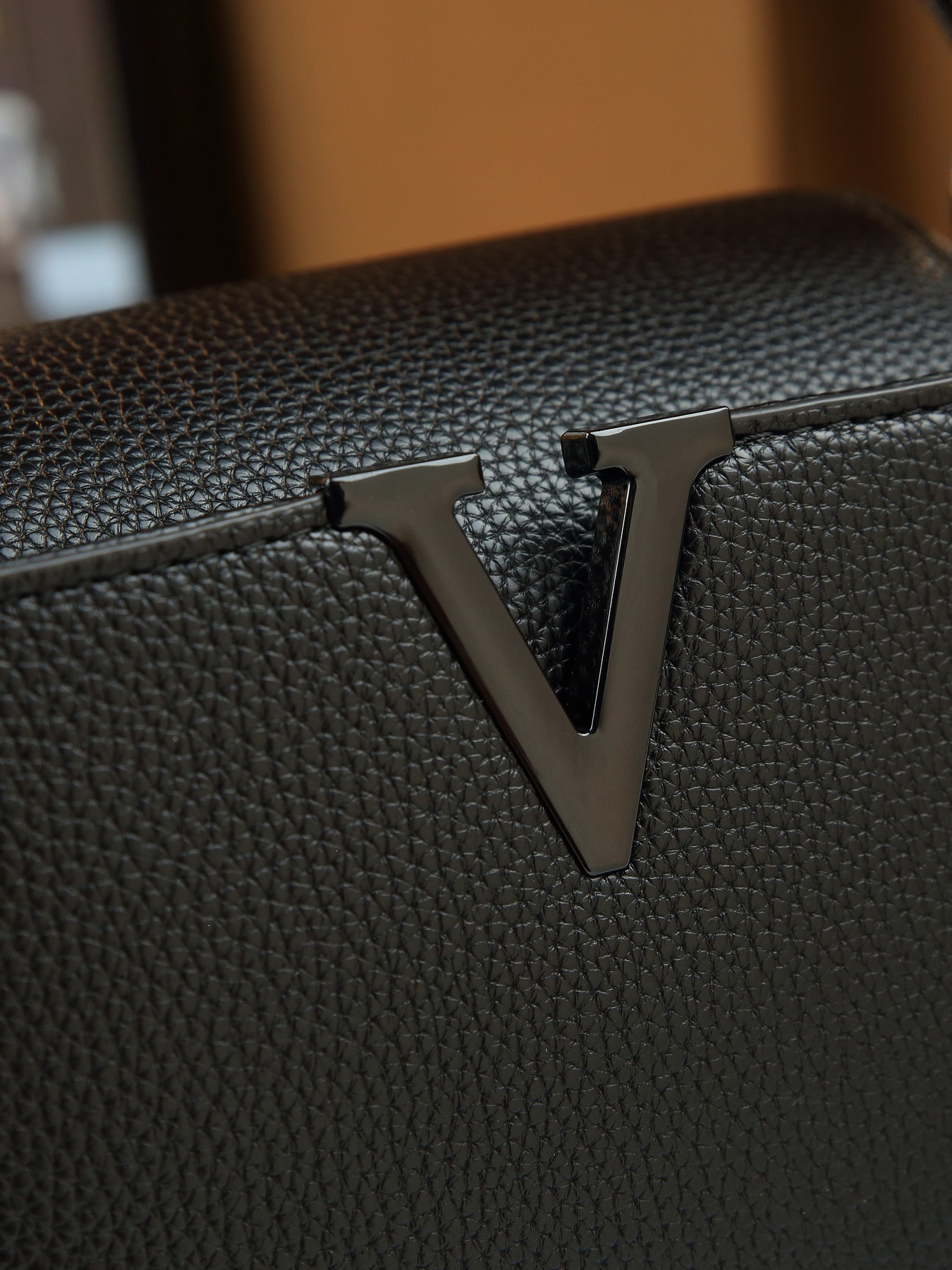 Bolsas transfronterizas para mujeres 2025, nuevas bolsas de estilo exterior Kylie, nicho simple en forma de V para mujeres que salen al trabajo, temperamento portátil