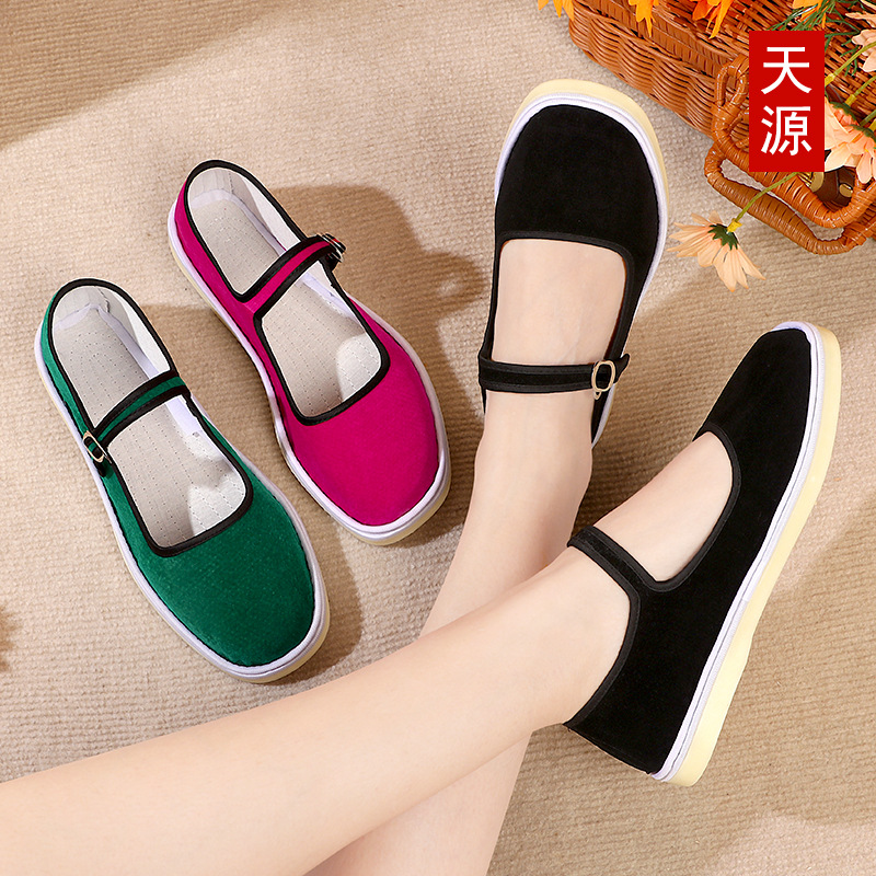 Primavera y verano hechos a mano botones de tendón de vaca zapatos de tela de damas viejos zapatos de tela de Beijing de mediana edad zapatos de flor de cordón tipo hebilla