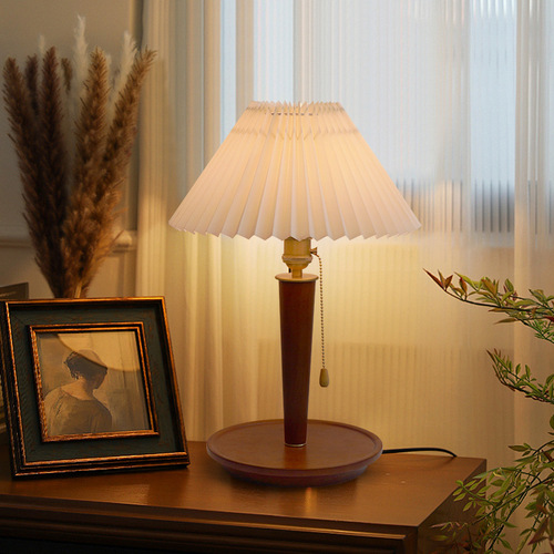 Retro pull-string table lamp, medieval bedroom bedside lamp, walnut solid wood pleated wedding lamp, all-copper decorative table lamp