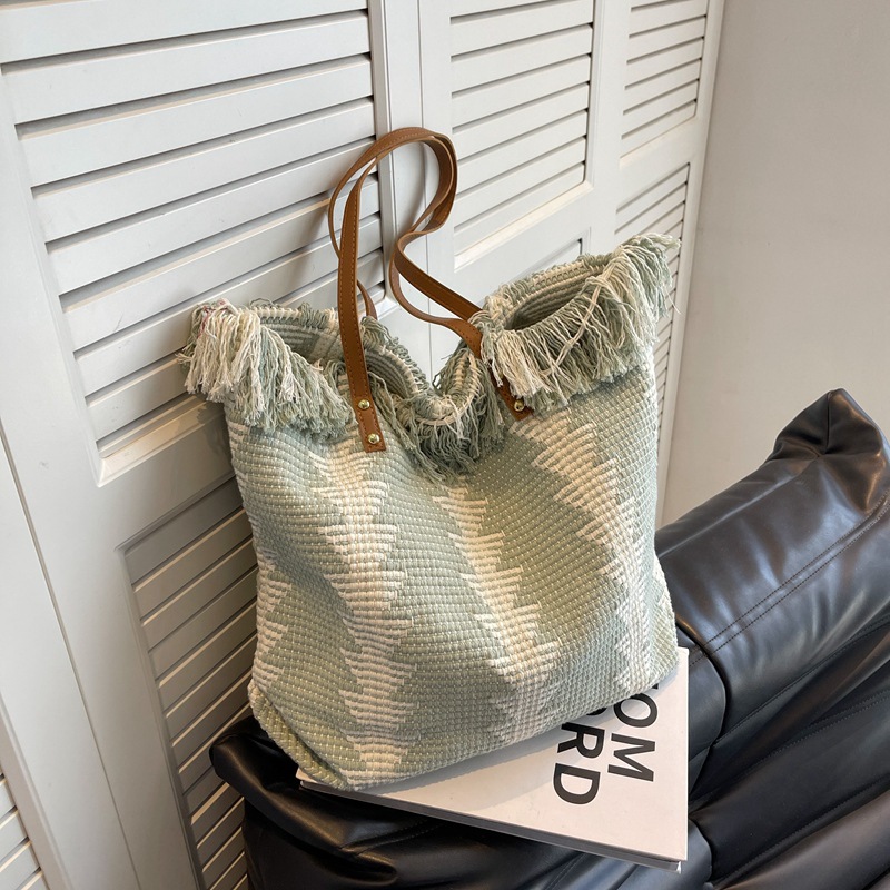 Bolso tejido borla de punto para mujer 2023 nuevo diseño de nicho Bolso de mano de moda contraste color bolsa de hombro de gran capacidad