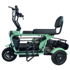 親子で子供を迎えます。電動自転車は折りたたみます。