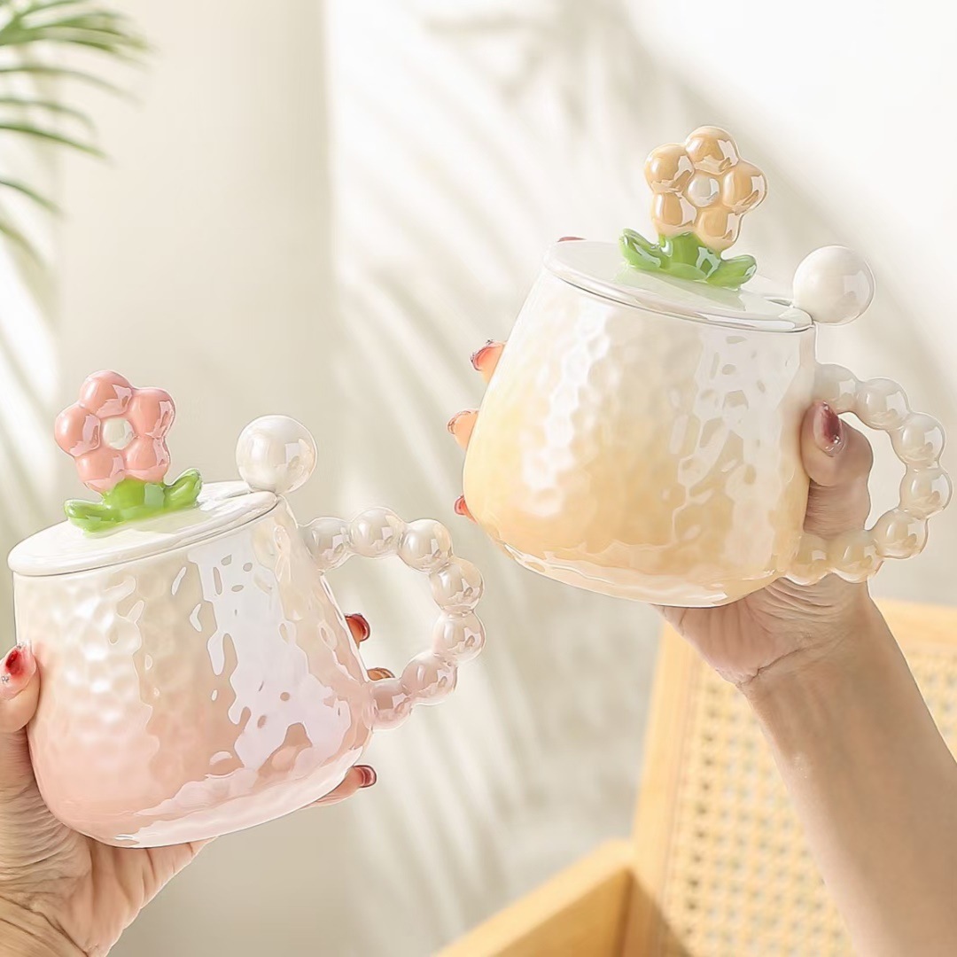 Flores creativas de alto valor facial taza de cerámica con tapa cuchara acompañante de regalo de mano personalidad de la chica taza de agua taza de esmalte de perla
