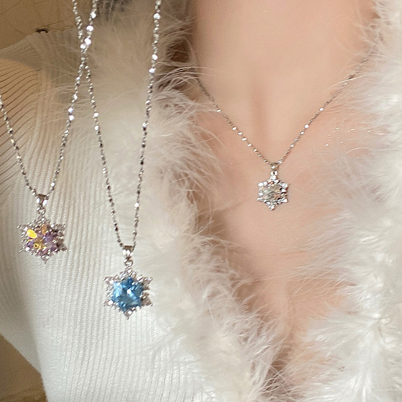 Sparkling and Exquisite Christmas Snowflake Super Flash Micro-Inlaid Necklace for Women Light Luxury Gypsophila Exploding High-End Clavicle Chain Sparkling and Exquisite Christmas Snowflake Super Flash Micro-Inlaid Necklace for Women Light Luxury Gypsophila Exploding High-End Clavicle Chain