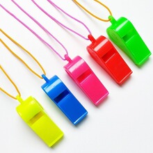 地摊玩具批发彩色儿童玩具口哨派对助威道具塑料哨子世界 杯足球