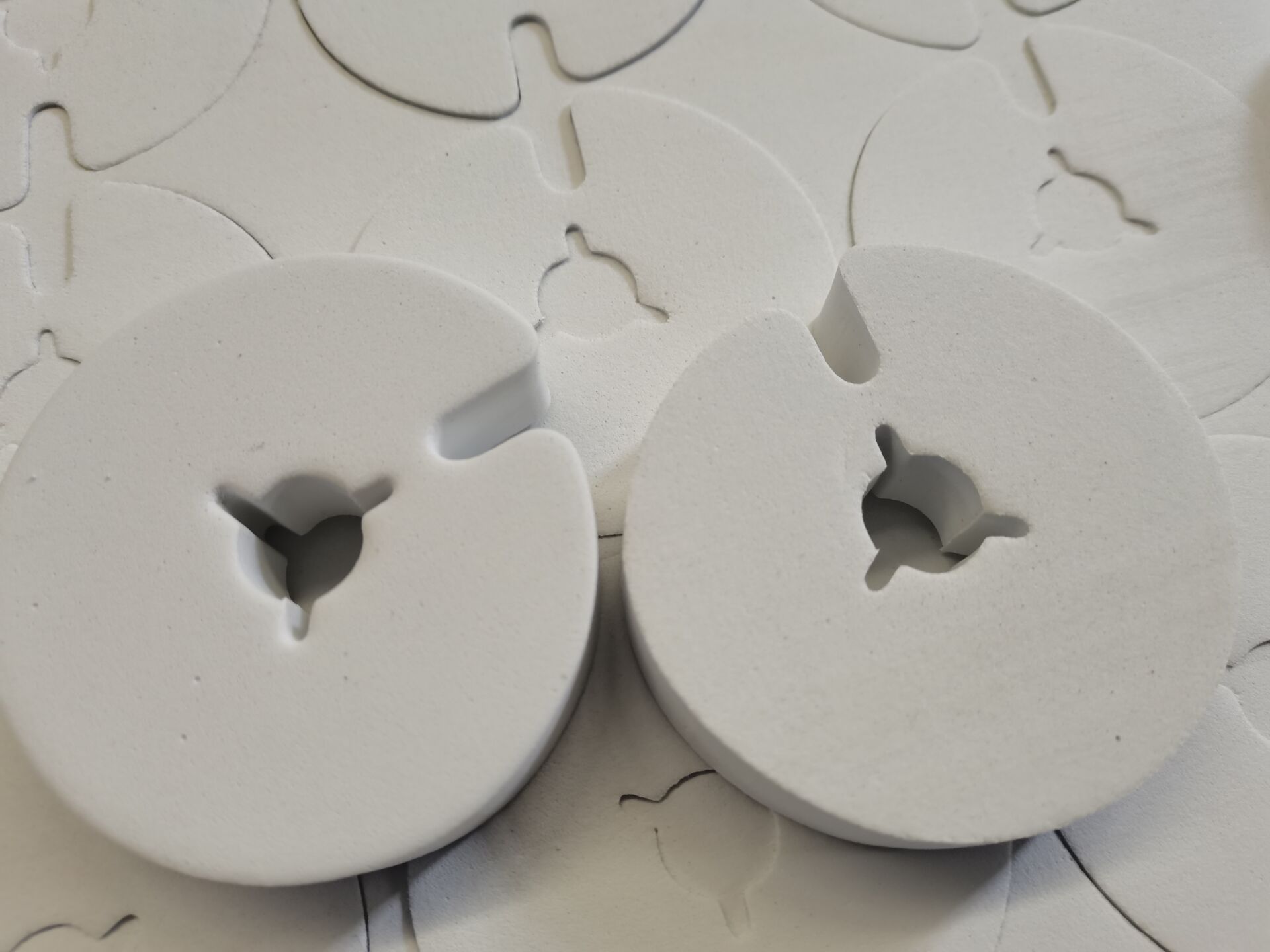 厂家供应白色成型异形白色硬泡沫EVA垫片电子厂缓冲密封垫片