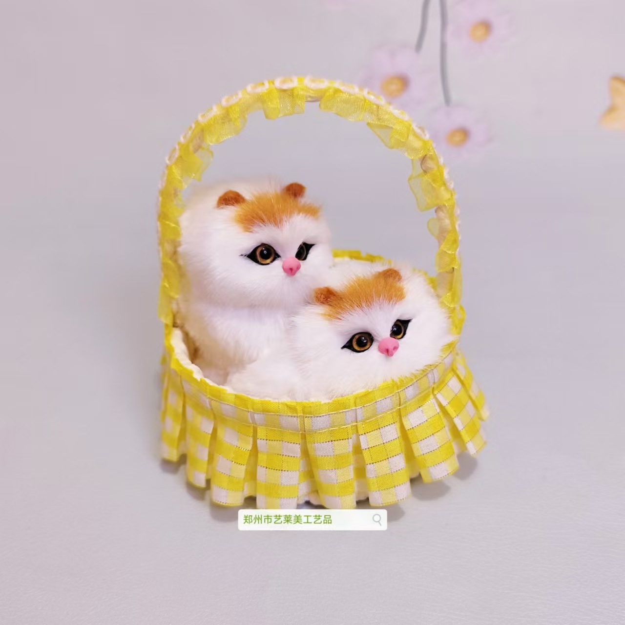 노란 체크무늬 레이스 바구니 암컷 고양이가 짖을 수 있어요