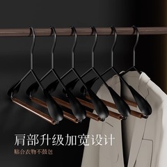 原木の鉄芸ハンガーの金属の質感の広い肩の服は洋服屋の家庭用ズボンの棚の多機能の軽い豪華な鉄の木のハンガーを掛けます。